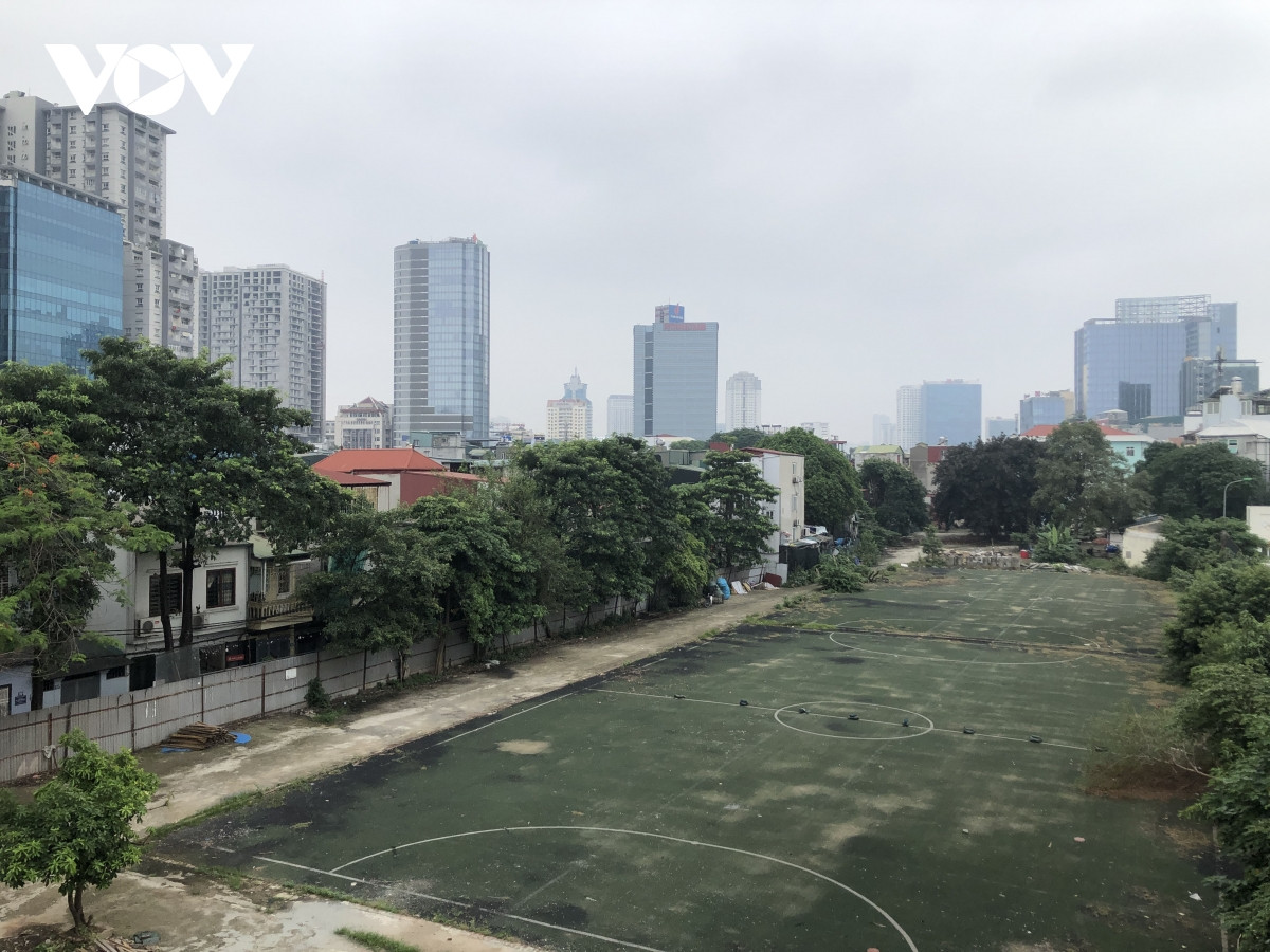 Một sân bóng nằm trong đất dự án công viên mới bị dừng hoạt động.