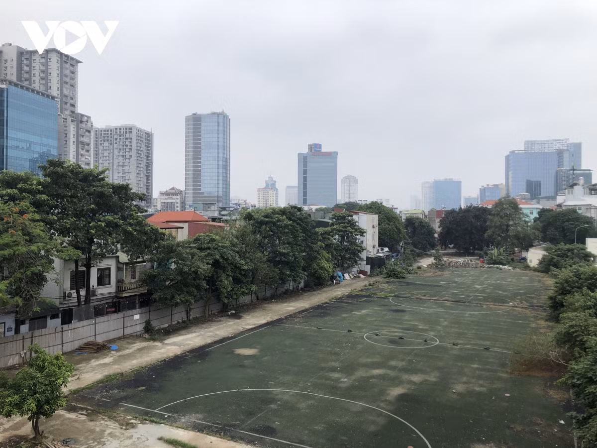 Một sân bóng nằm trong đất dự án công viên mới bị dừng hoạt động.