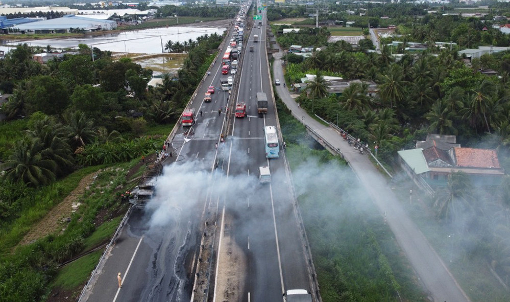 Vụ cháy không gây thiệt hại về người nhưng gây kẹt xe nghiêm trọng cả 2 hướng. (Ảnh: Hoàng Nam)