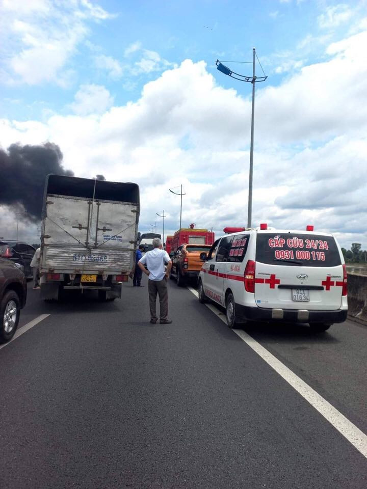 Các lực lượng chức năng đang phối hợp xử lý hiện trường.