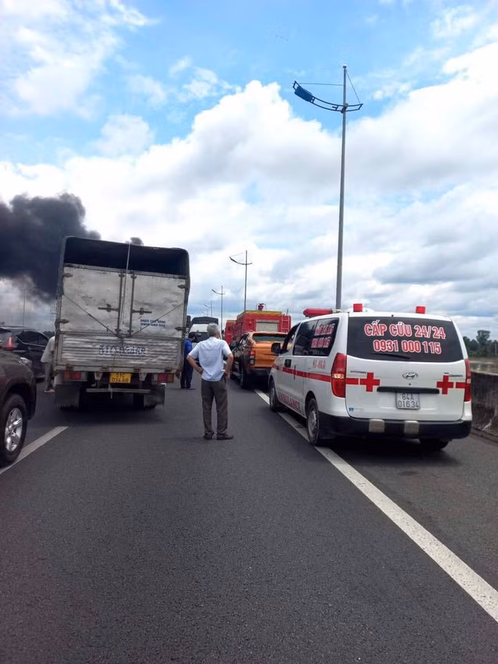 Các lực lượng chức năng đang phối hợp xử lý hiện trường.