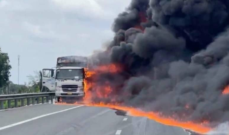 Dầu nhớt từ xe tải tràn xuống đường, ngọn lửa bốc cháy dữ dội và lan rộng.