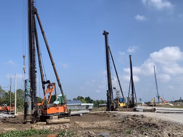  Cao tốc Mỹ Thuận - Cần Thơ: Dự án thuộc Ban quản lý dự án Mỹ Thuận, nguồn vốn đầu tư khoảng 4.800 tỷ đồng nhưng đến nay vẫn đang chậm giải ngân do tiến độ thi công chưa đáp ứng nhu cầu. (Ảnh: Tuổi Trẻ)