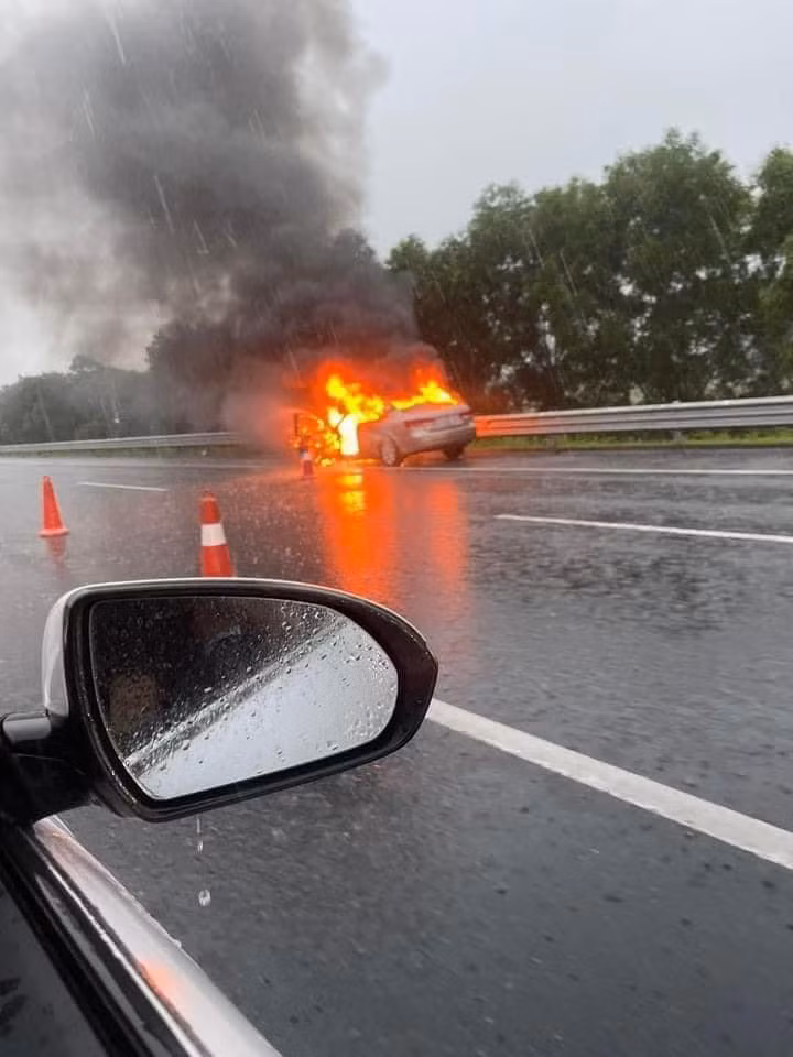 Ô tô con cháy rụi trên cao tốc Hà Nội - Hải Phòng - Hình 3 O to con chay rui tren cao toc Ha Noi - Hai Phong-Hinh-3