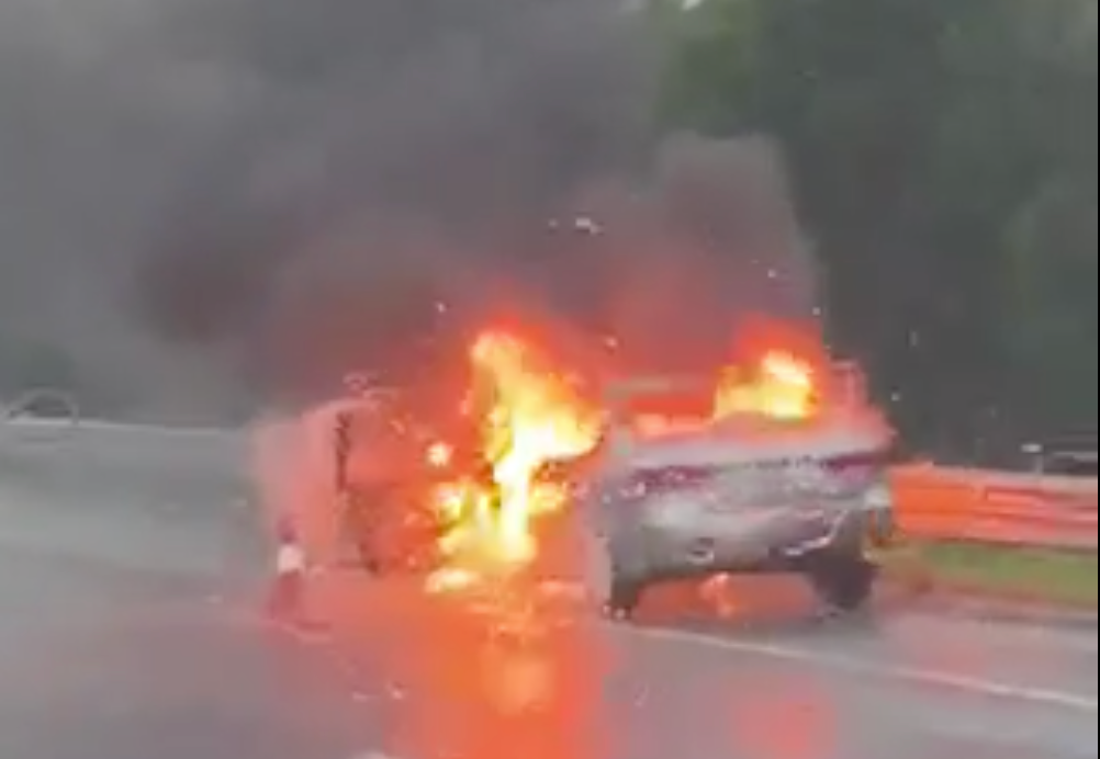 Khi lực lượng chữa cháy có mặt, chiếc xe đã bốc cháy dữ dội.