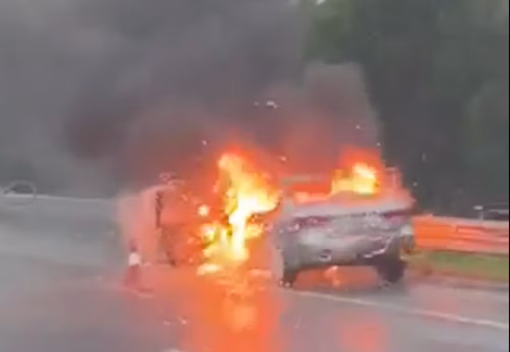 Ô tô con cháy rụi trên cao tốc Hà Nội - Hải Phòng - Hình 4 O to con chay rui tren cao toc Ha Noi - Hai Phong-Hinh-4