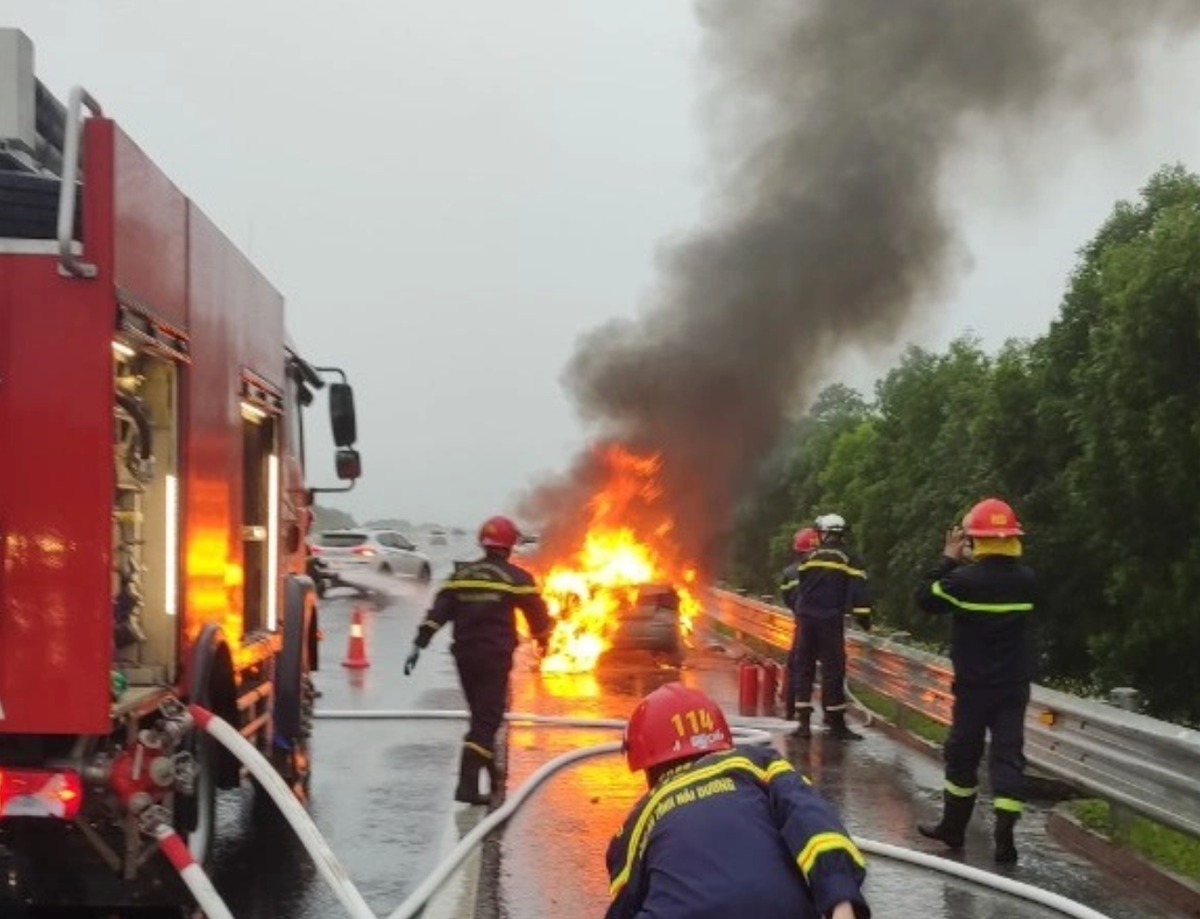 Đơn vị quản lý khai thác cao tốc phối hợp với CSGT, cảnh sát PCCC tiếp cận và dập lửa. Đến 10h50, vụ việc được xử lý xong, ô tô được kéo ra khỏi cao tốc. (Ảnh: VIDIFI)