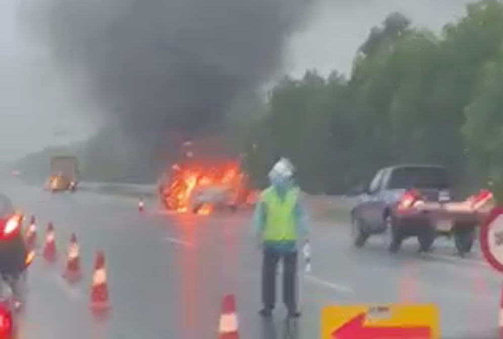 Vụ cháy không gây thiệt hại về người và tài sản đường cao tốc nhưng ô tô bị hư hỏng nặng.