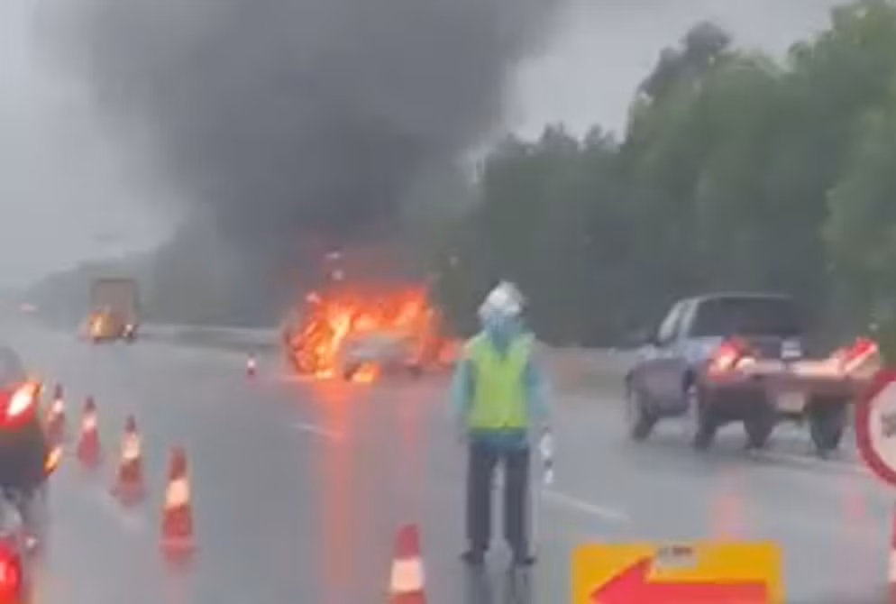 Ô tô con cháy rụi trên cao tốc Hà Nội - Hải Phòng - Hình 6 O to con chay rui tren cao toc Ha Noi - Hai Phong-Hinh-6