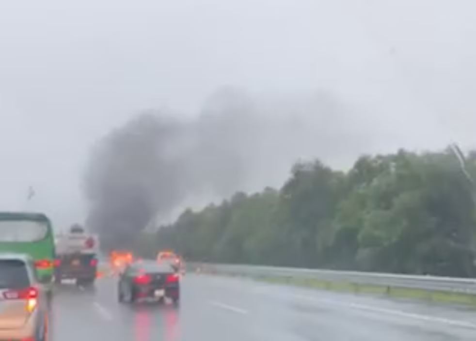 Ô tô con cháy rụi trên cao tốc Hà Nội - Hải Phòng O to con chay rui tren cao toc Ha Noi - Hai Phong