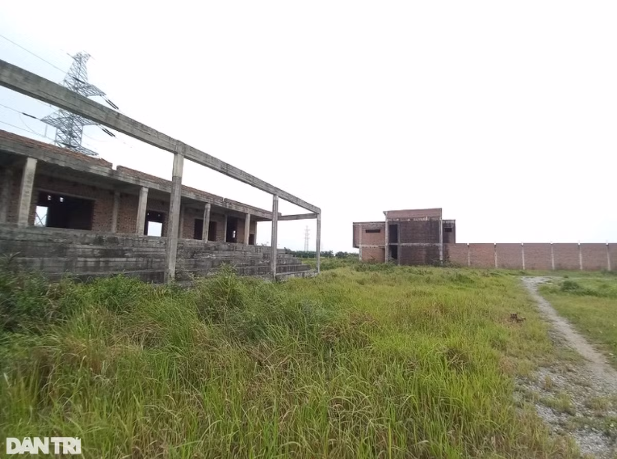 Trao đổi với PV Dân trí, Ông Nguyễn Duy Hưng - Chủ tịch UBND phường Hải Thành - cho biết đã đề nghị lên cấp trên xem xét hỗ trợ tiền lỡ vụ cho bà con bị dừng sản xuất để phục vụ dự án giai đoạn 2.