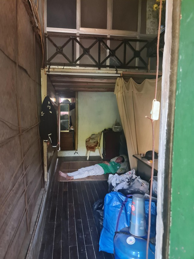 Căn phòng cũ của biệt thự Pháp được chia đôi bằng bức vách diện tích 19m2 để hai hộ dân sinh sống.