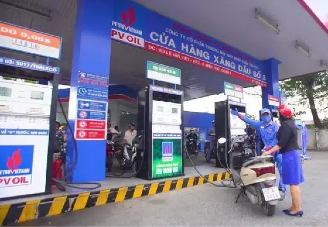  Giá xăng nguy cơ tăng kỷ lục đắt đỏ nhất lịch sử: Giá xăng trong nước hôm nay được dự báo có thể tăng tới 950 đồng/lít, đưa giá xăng tiến sát mốc 31.000 đồng/lít, cao nhất từ trước đến nay. (Theo Vietnamnet)