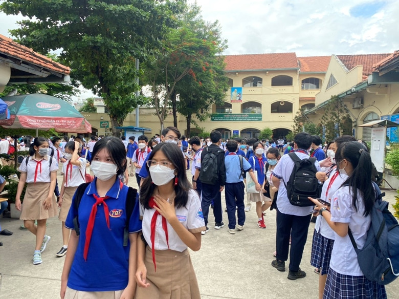  Nghiên cứu lắp đặt camera giám sát tại các cơ sở giáo dục: Công an TP Hồ Chí Minh kiến nghị Sở Giáo dục - Đào tạo việc bắt buộc lắp đặt camera giám sát tại các cơ sở giáo dục (trường mẫu giáo; nhà trẻ; trường tiểu học; các trung tâm, các cơ sở bảo trợ xã hội có nuôi dạy trẻ thuộc Sở Lao động – Thương binh và xã hội) trên địa bàn Thành phố; để góp phần răn đe các hành vi bạo lực, xâm hại trẻ em, tăng cường sự giám sát của gia đình, xã hội với công tác chăm sóc trẻ em, cũng như là nguồn chứng cứ để cơ quan Công an điều tra, xử lý khi có vụ việc xâm hại xảy ra. (Nguồn: ĐCSVN)