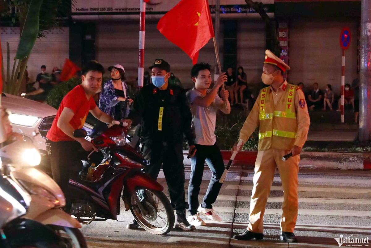  Công an xử lý loạt thanh niên 'càn quấy' sau khi U23 vô địch SEA Games: Ngay sau khi kết thúc trận chung kết bóng đá nam SEA Games 31, hàng vạn cổ động viên đổ ra đường ăn mừng, nhưng có không ít thanh niên "càn quấy" vi phạm luật giao thông. (Nguồn: Vietnamnet)