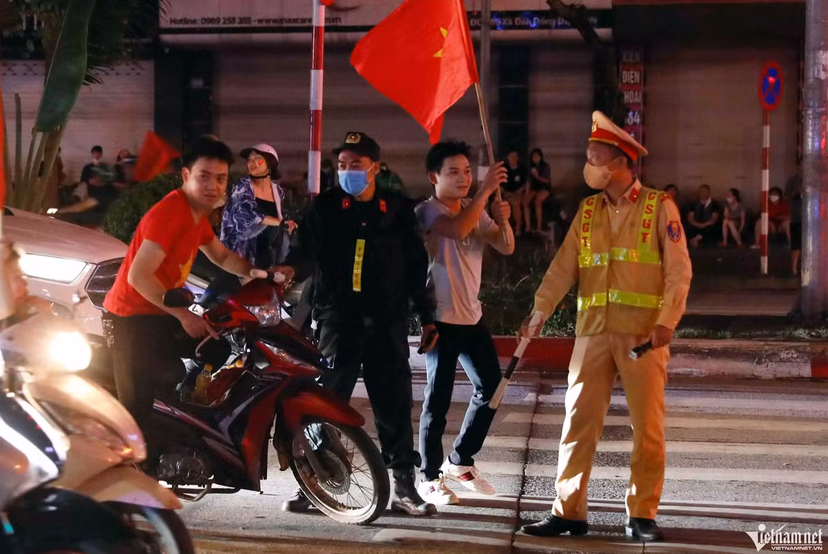  Công an xử lý loạt thanh niên 'càn quấy' sau khi U23 vô địch SEA Games: Ngay sau khi kết thúc trận chung kết bóng đá nam SEA Games 31, hàng vạn cổ động viên đổ ra đường ăn mừng, nhưng có không ít thanh niên "càn quấy" vi phạm luật giao thông. (Nguồn: Vietnamnet)