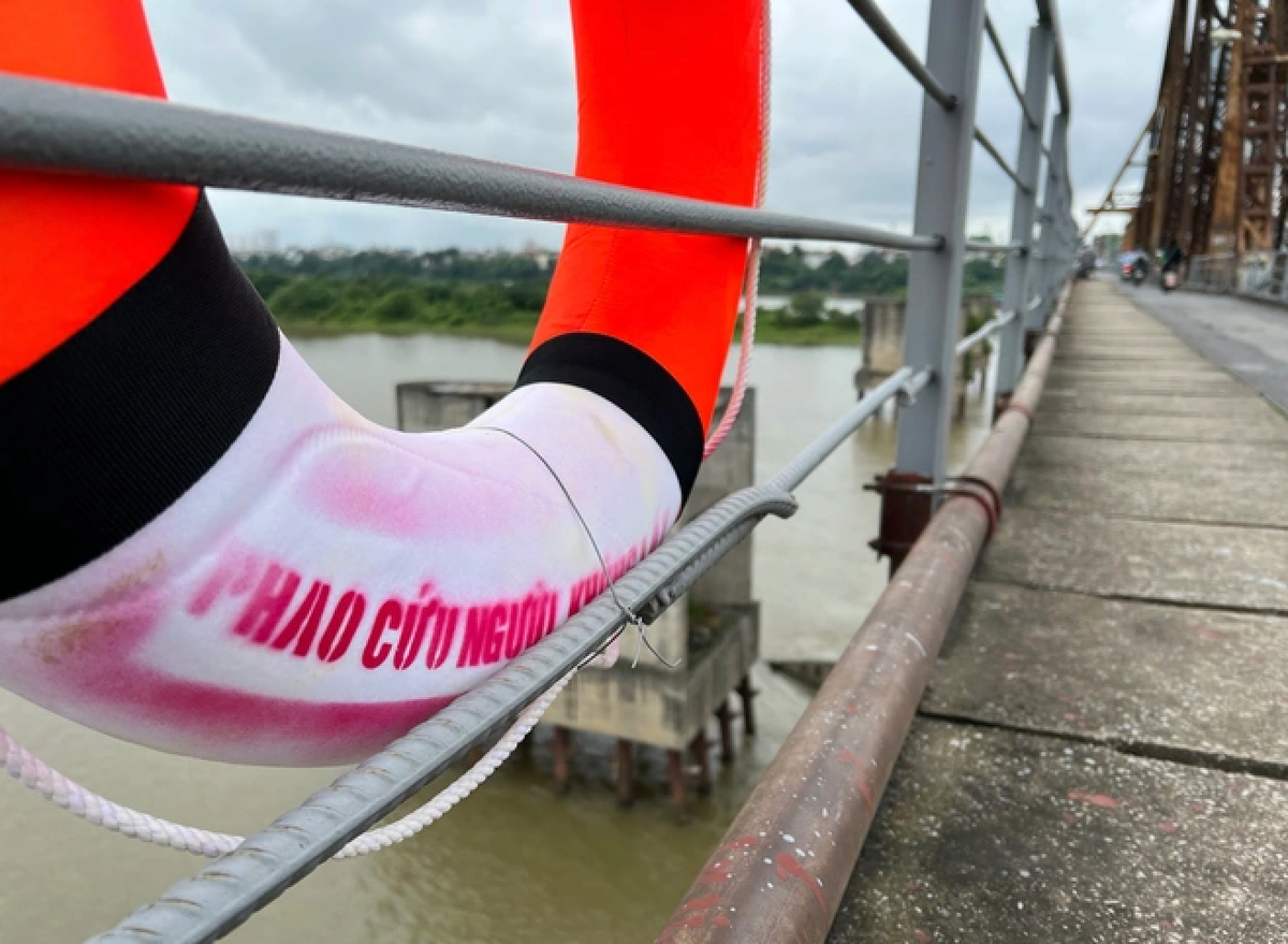  33 chiếc phao cứu sinh xuất hiện trên các cây cầu ở Hà Nội: 33 phao cứu sinh được nhóm tình nguyện viên treo trên 6 cây cầu bắc qua sông Hồng ở Hà Nội, với hi vọng giúp đỡ các nạn nhân đuối nước. Hoạt động treo phao cứu sinh trên những cây cầu bắc qua sông Hồng ở Hà Nội là một phần nhỏ trong chương trình "Tình yêu sông Hồng", nhóm dự kiến treo hàng trăm phao cứu sinh trên các cây cầu chạy dọc sông Hồng ở 6 tỉnh, thành phố từ Lào Cai đến Thái Bình. (Nguồn: Tổ Quốc)