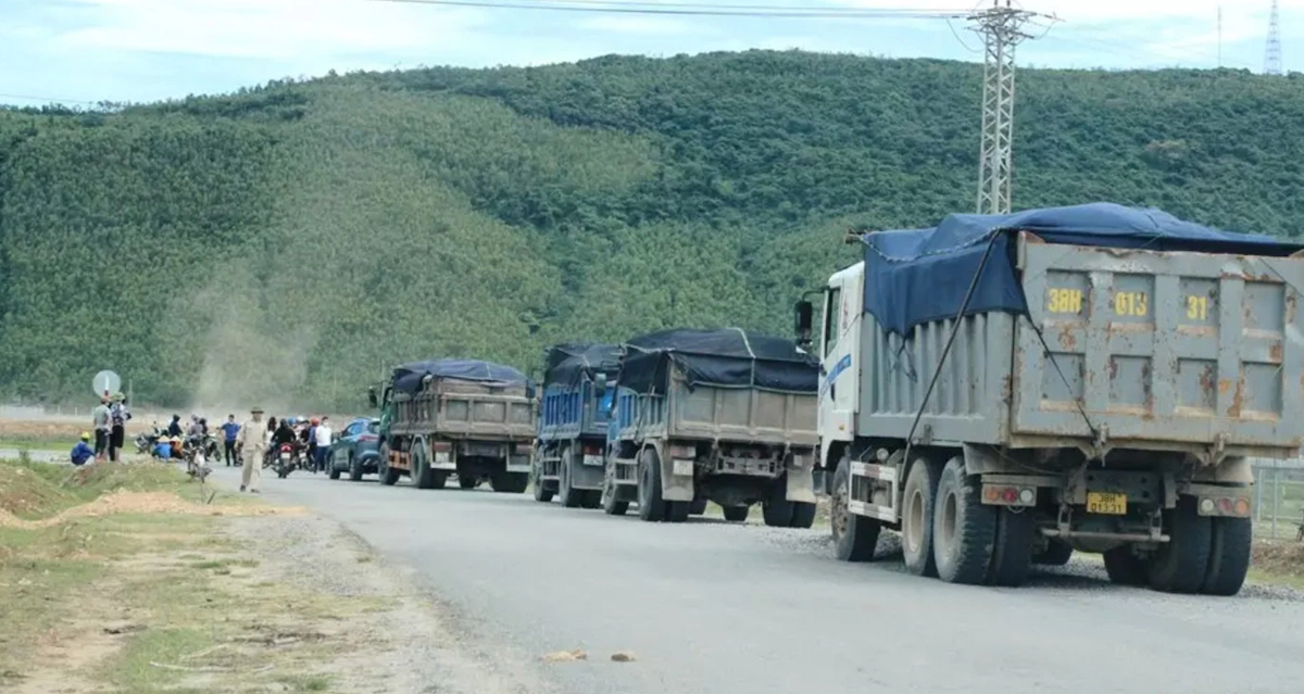  Dân chặn xe thi công dự án, chi trả đền bù trước 20/6: Vụ việc chặn đường xe chở vật liệu thi công dự án Nhà máy Nhiệt điện Quảng Trạch 1 (tỉnh Quảng Bình) hơn 41.000 tỷ, chủ đầu tư đã cam kết chi trả tiền bồi thường trước ngày 20/6. (Nguồn: Vietnamnet)