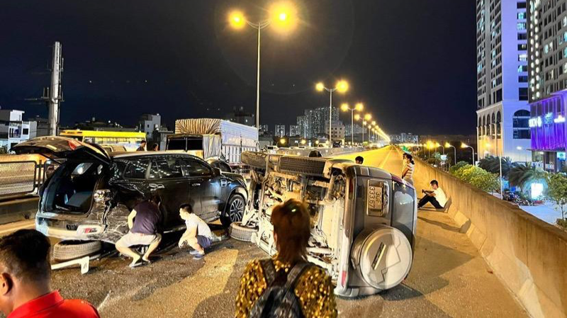  5 ô tô đâm liên hoàn trên đường vành đai 3 Hà Nội: Đêm 15/5, tại đường vành đai 3 trên cao hướng Mai Dịch đi Linh Đàm (Hà Nội), một xe ô tô tải đã húc thẳng vào đuôi một xe tải dừng đỗ không cảnh báo trên làn đường phía ngoài cùng. Ngay sau đó, một ô tô hiệu For đã không giữ khoảng cách, không làm chủ tốc độ húc bay phần đuôi xe Honda CRV phía trước lật ngang. Vụ tai nạn liên hoàn khiến các phương tiện bị hư hỏng nặng nhưng may mắn không xảy ra thương vong. (Theo PLVN)