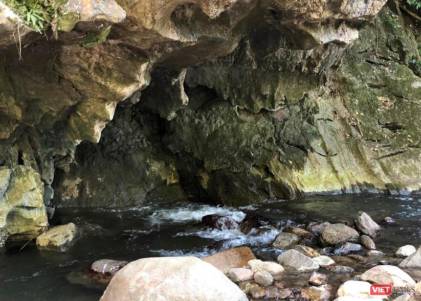 Một góc dòng suối Bhơm Lom chảy qua hang Gợp.