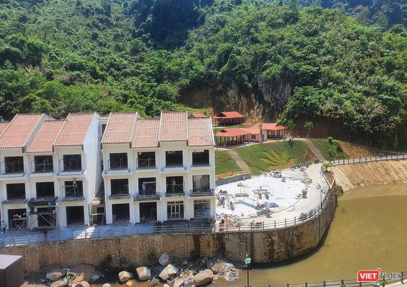 Dòng suối thơ mộng được bê tông hoá và xây dựng công trình để đáp ứng nhu cầu lưu trú của du khách.