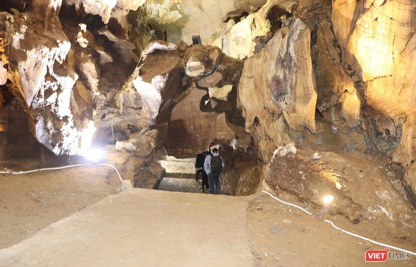 Lối đi lại bên trong hang được... bê tông hoá.