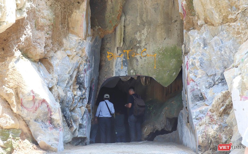 Cửa dẫn vào các hang động và khối thạch nhũ trước cửa hang được chủ đầu tư cắt, khoét rộng để mở lối vào.