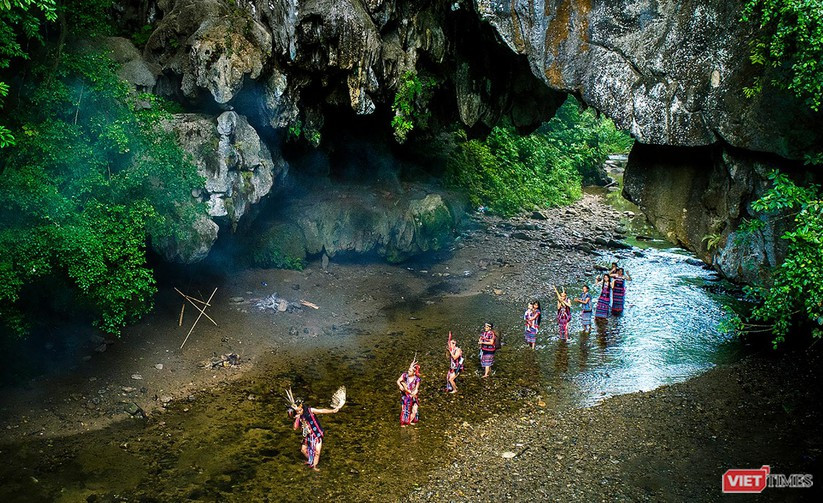 Để bạn đọc có cái nhìn đa chiều về khu danh thắng Cổng trời Đông Giang được mệnh danh là tuyệt tác giữa đại ngàn Trường Sơn, cũng như cảm nhận vẻ đẹp vốn có của nơi đây, VietTimes xin gửi đến độc giả những hình ảnh mà chúng tôi được bạn đọc yêu quý cung cấp. Hang Gợp ngày xưa (Trọng Khang)
