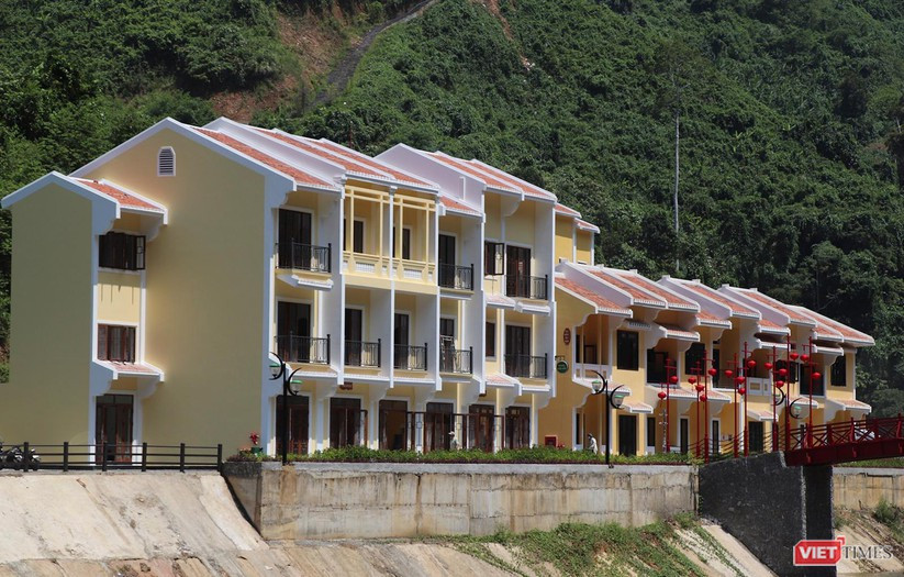 Kiến trúc nhà Hội An và bê tông hoá 2 bên bờ suối.