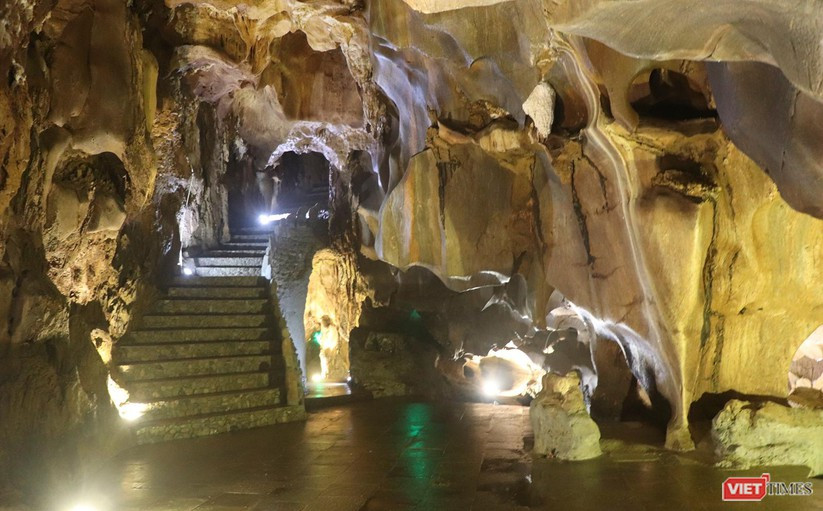 Hệ thống bậc cấp nhân tạo được chủ đầu tư xây dựng bên cạnh những khối thạch nhũ hàng triệu năm.