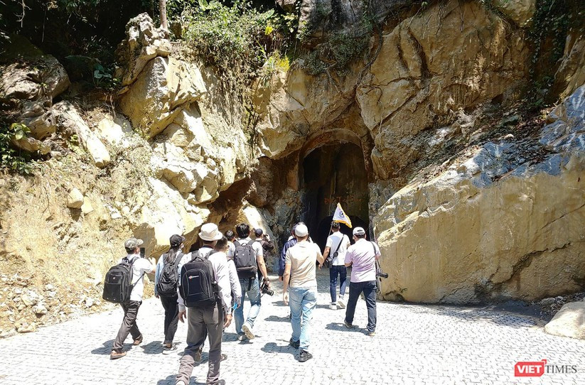 Cửa động được khoét rộng và lát đá.