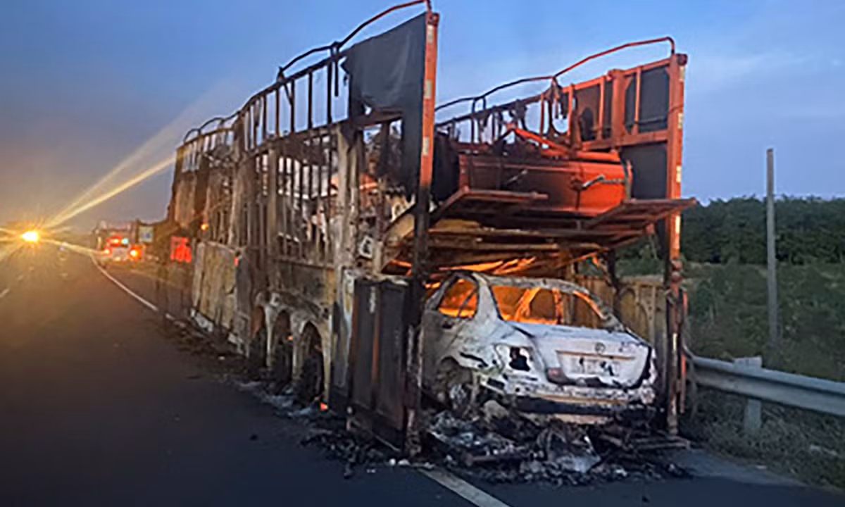 Xe đầu kéo cháy ngùn ngụt trên cao tốc TPHCM - Long Thành - Dầu Giây: Sáng 25/2/2022, xe đầu kéo theo rơ-mooc do lái xe Đào Đức Thoại (SN 1978) điều khiển, lưu thông trên tuyến cao tốc TP Hồ Chí Minh - Long Thành - Dầu Giây thì bất ngờ bốc cháy từ phía sau. Tài xế cho biết trước khi lửa bùng cháy thì lốp cầu cuối, phía sau bên phải xe phát nổ. Vụ cháy làm 3 ô tô con, 3 máy gặt đập liên hợp và 10 lưỡi cày chở trên rơ-mooc đều bị cháy, hư hỏng nặng, thiệt hại hàng tỷ đồng. (Ảnh: Cục CSGT)