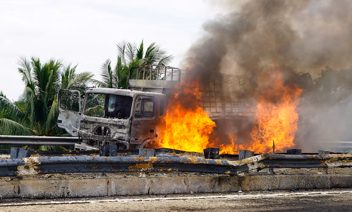  Xe tải chở nhớt cháy kinh hoàng trên cao tốc Trung Lương: Trưa 4/5/2022, tài xế Nguyễn Hoàng Thương (49 tuổi) lái ô tô tải chở nhớt chạy trên cao tốc TP HCM - Trung Lương thì lốp xe bị nổ, xe mất kiểm soát cọ vào taluy phát sinh nhiệt bốc lửa. Nhớt trên xe đổ xuống đường làm ngọn lửa bùng phát dữ dội hàng trăm mét. Vụ cháy không gây thiệt hại về người nhưng ô tô tải bị thiêu rụi trơ khung, hư hỏng hàng trăm mét mặt đường, hệ thống taluy, cây xanh... thiệt hại khoảng hai tỷ đồng. (Ảnh: Hoàng Nam)