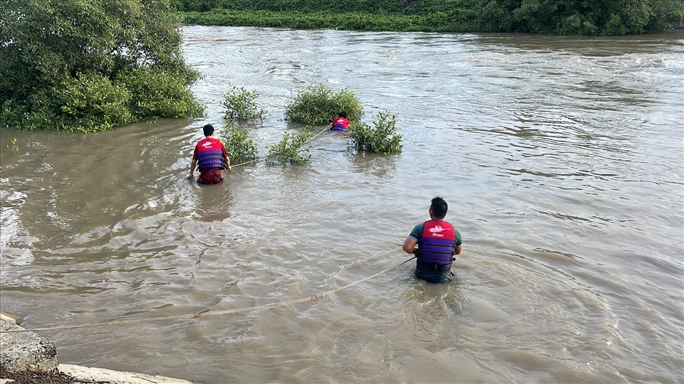  Nhóm nam sinh lớp 7 rủ nhau ra kênh nước chơi, 1 em bị đuối nước: Chiều 1/5, tại kênh thoát lũ Bắc Phan Thiết, thuộc phường Xuân An, thành phố Phan Thiết, một nhóm học sinh lớp 7 rủ nhau ra bờ kênh chơi. Khi cả 3 em đang ngồi ở bậc thang trên kè kênh và thả chân xuống quẩy nước thì bị rơi xuống dòng nước đang chảy xiết. 2 em được cứu lên bờ an toàn còn em T.V.D (SN 2009) thì bị chìm mất tích. (Ảnh: DT)