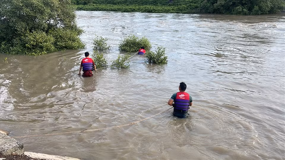  Nhóm nam sinh lớp 7 rủ nhau ra kênh nước chơi, 1 em bị đuối nước: Chiều 1/5, tại kênh thoát lũ Bắc Phan Thiết, thuộc phường Xuân An, thành phố Phan Thiết, một nhóm học sinh lớp 7 rủ nhau ra bờ kênh chơi. Khi cả 3 em đang ngồi ở bậc thang trên kè kênh và thả chân xuống quẩy nước thì bị rơi xuống dòng nước đang chảy xiết. 2 em được cứu lên bờ an toàn còn em T.V.D (SN 2009) thì bị chìm mất tích. (Ảnh: DT)