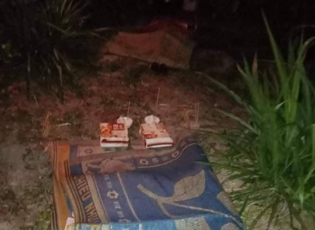  3 học sinh tử vong khi sa chân vào vùng nước sâu: Chiều 10/4, em N.T.H.G. (lớp 8 trường THCS Ama Trang Lơng), em N.T.N.T. (lớp 4 trường Tiểu học Nguyễn Bá Ngọc) và M.T.D. (lớp 5 trường Tiểu học Nguyễn Bá Ngọc) rủ nhau đi bắt ốc tại ao của một gia đình ở buôn Ea Lê, (huyện Krông Năng). Trong lúc bắt ốc cả 3 em bị trượt chân vào vùng nước sâu trong hồ nước khiến tất cả đều đuối nước và tử vong. (Ảnh: PNO)