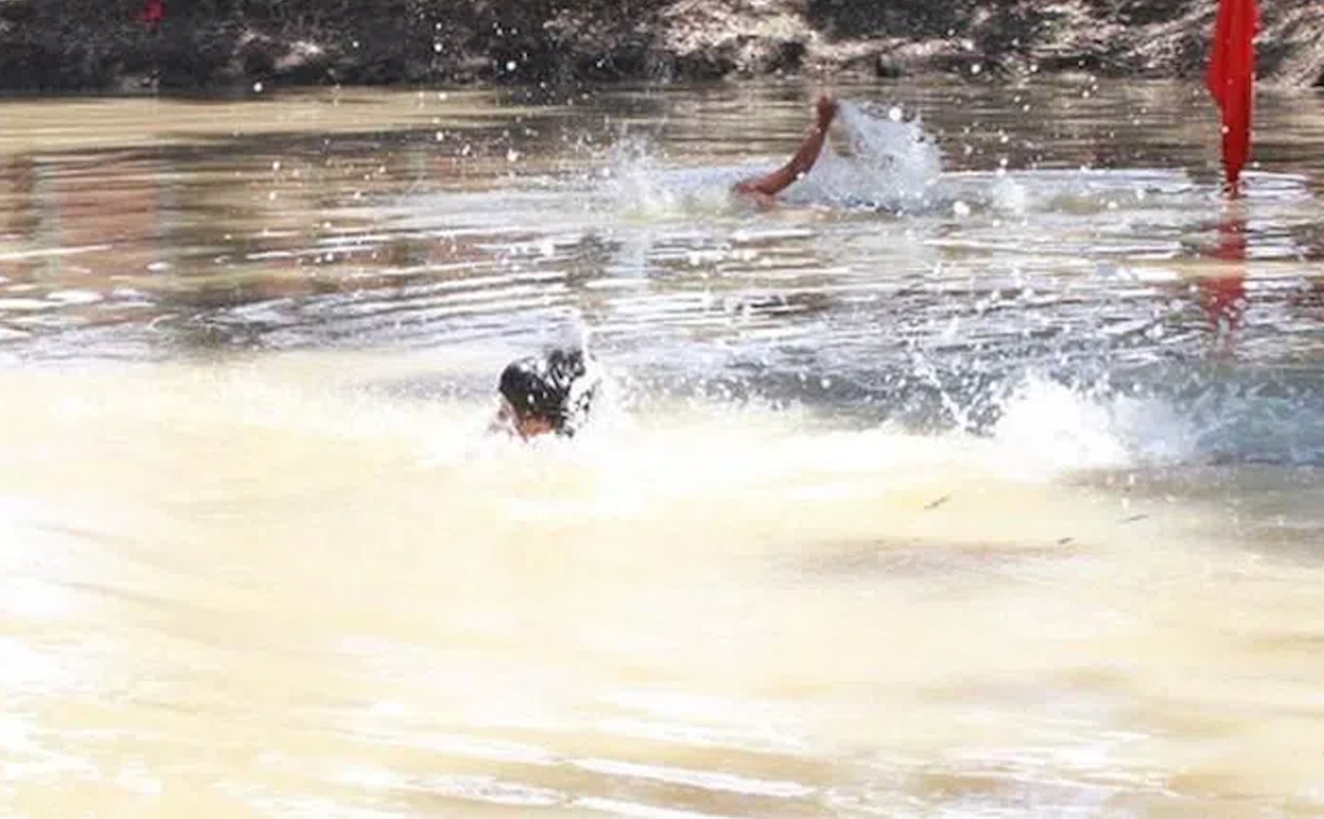  Xin đi câu cá, 3 anh em ruột đuối nước: Chiều 7/5, ba anh em xin gia đình ra hồ cách nhà khoảng 500m để câu cá. Hồ này do các hộ dân gần đó đào đã lâu. 3 anh em đuối nước gồm: Nguyễn Văn N. (học lớp 5), Nguyễn Văn A. (học lớp 4) và Nguyễn Văn H. (Lớp 3), đều học Trường Tiểu học Phan Chu Trinh. Đến tối, gia đình không thấy các con về nên đi tìm thì thấy thi thể 3 em dưới ao. (Ảnh minh hoạ).