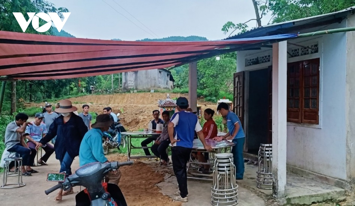  Bé gái 10 tuổi đuối nước khi đi bắt ốc: Trưa 8/5, L.T.B.C. (10 tuổi, trú thôn 3, xã Bình Tiến) cùng với 2 người bạn đi bắt ốc tại một hồ nuôi cá cách gần nhà. Do hoàn cảnh khó khăn, C. theo bạn ra ao bắt ốc cải thiện bữa ăn. Trong lúc bắt ốc, C. bị trượt chân xuống chỗ nước sâu nên bị đuối nước. 2 người bạn đã chạy tìm người cứu nhưng không kịp. (Ảnh: VOV)