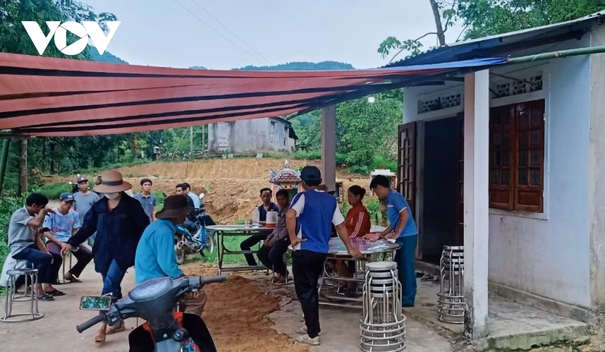  Bé gái 10 tuổi đuối nước khi đi bắt ốc: Trưa 8/5, L.T.B.C. (10 tuổi, trú thôn 3, xã Bình Tiến) cùng với 2 người bạn đi bắt ốc tại một hồ nuôi cá cách gần nhà. Do hoàn cảnh khó khăn, C. theo bạn ra ao bắt ốc cải thiện bữa ăn. Trong lúc bắt ốc, C. bị trượt chân xuống chỗ nước sâu nên bị đuối nước. 2 người bạn đã chạy tìm người cứu nhưng không kịp. (Ảnh: VOV)