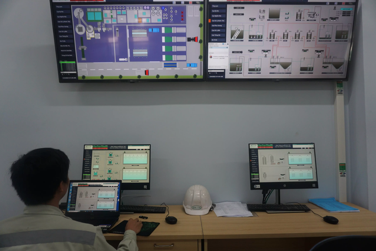 Quá trình vận hành ép rác, xử lý mùi, nước rỉ rác... được kỹ sư điều khiển tự động ngay tại phòng điều hành.
