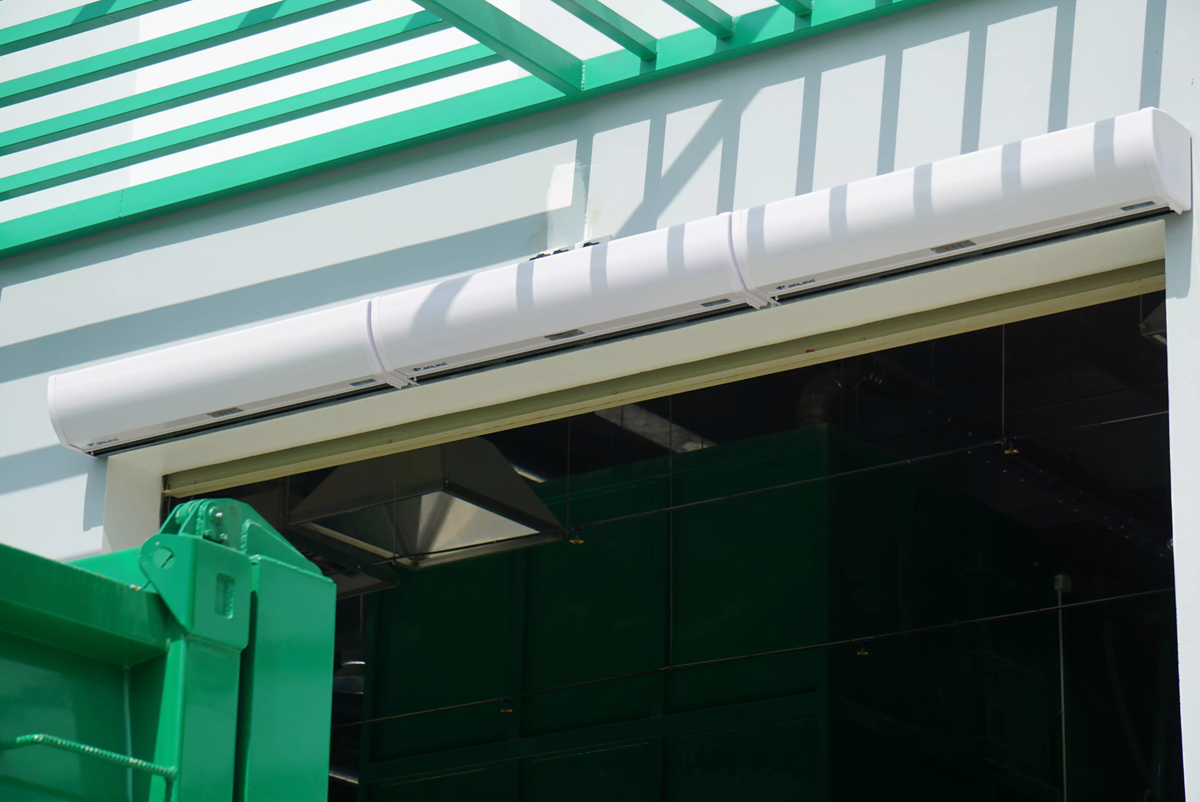 Trong khu ép rác cũng có hệ thống hút mùi, hệ thống hút gió tạo áp suất âm để mùi không bay ra ngoài.