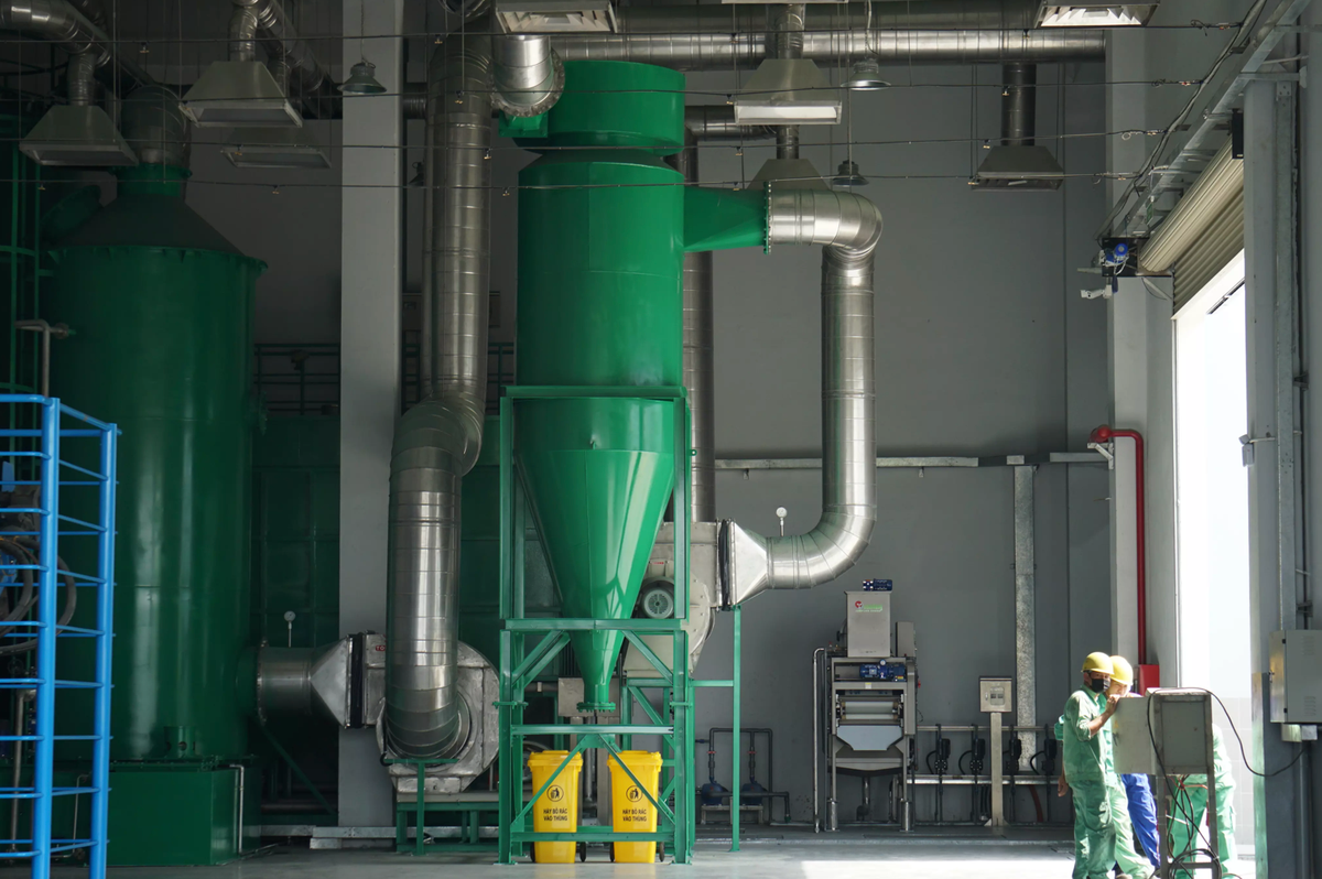 Trong quá trình ép rác, nước rỉ rác được thu gom thông qua các mương, dẫn về khu xử lý tạm trước khi đưa về Trạm xử lý nước thải Hòa Xuân.