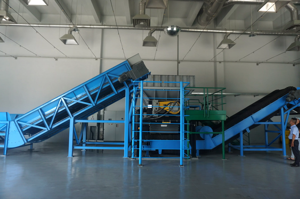 Với các loại rác thải cồng kềnh như giường, tủ, bàn ghế... sẽ được đưa vào máy xay, nghiền trước khi chuyển sang máy ép.