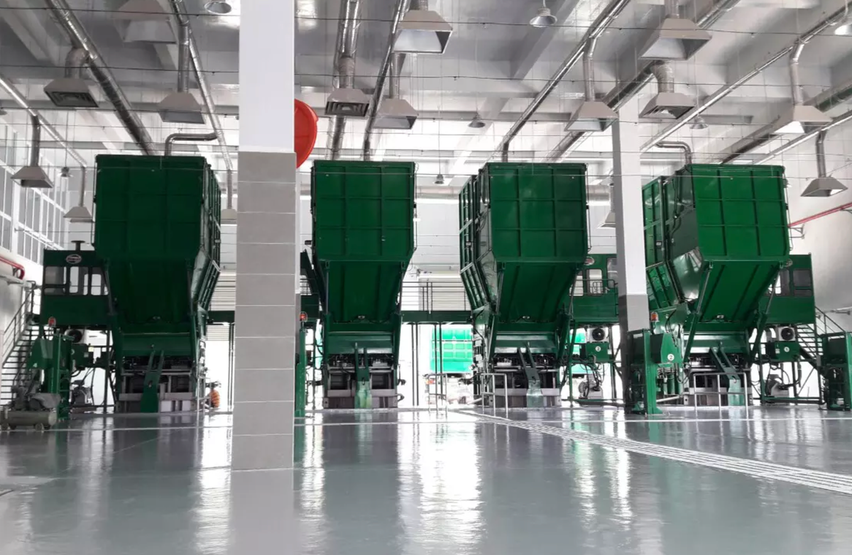 Rác sau khi ép được cho ra thùng kín có sức chứa 10,35 tấn/thùng.