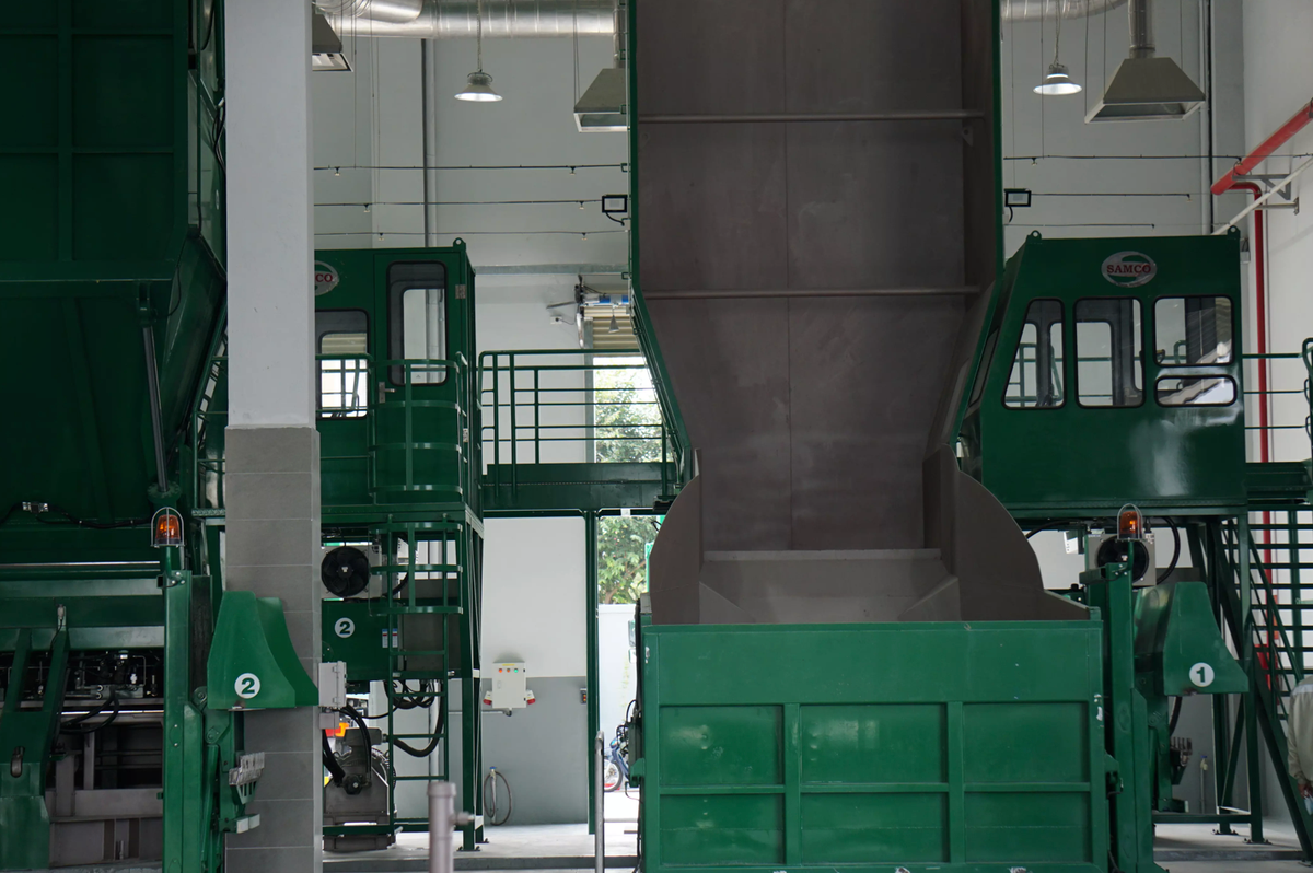 Các thùng này sau đó được nâng lên xe tải trọng lớn, chở thẳng lên bãi rác Khánh Sơn để xử lý đảm bảo quá trình di chuyển sẽ không phát sinh mùi hôi, nước rỉ ra đường gây ô nhiễm.