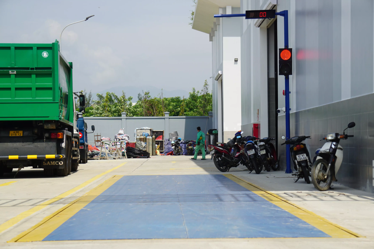 Đà Nẵng sử dụng công nghệ ép rác tại các trạm sau đó dùng xe chuyên dụng để đưa lên bãi rác xử lý sẽ giúp không phát sinh mùi trên đường phố, giảm đi số lượng xe nhỏ trung chuyển như trước kia.