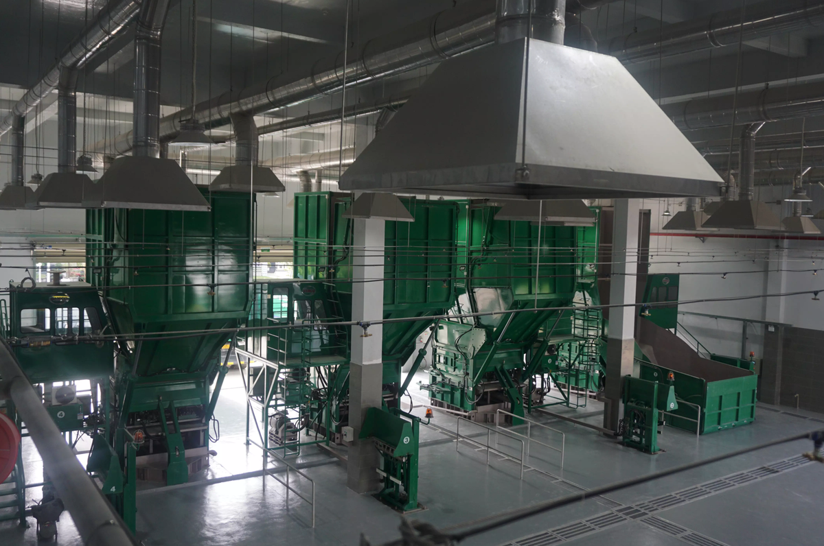 Trạm có 4 máy ép rác công suất đạt khoảng 500 tấn/ngày