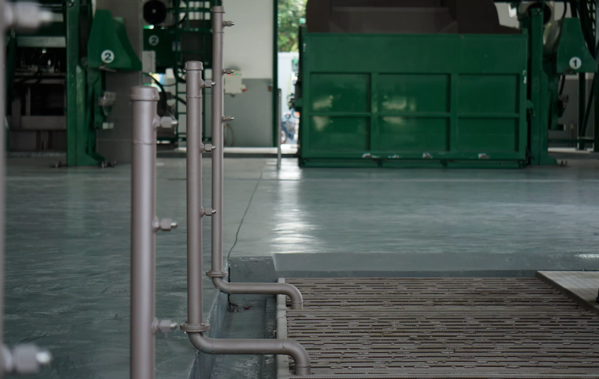 Trạm được lắp đặt hệ thống phun rửa xe trung chuyển rác tự động. Khi xe chở rác di chuyển ra đường sẽ không phát sinh mùi hôi.