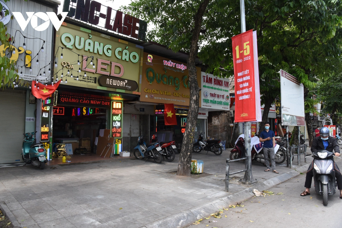 Theo người dân phương án đền bù của nhà đầu tư chưa phù hợp với thực tế. Người dân cho biết trên cùng một trục đường các tuyến phố Trần Khát Chân, Xã Đàn mức đền bù cách đây nhiều năm cũng cao gấp vài lần so với mức đền bù hiện tại.