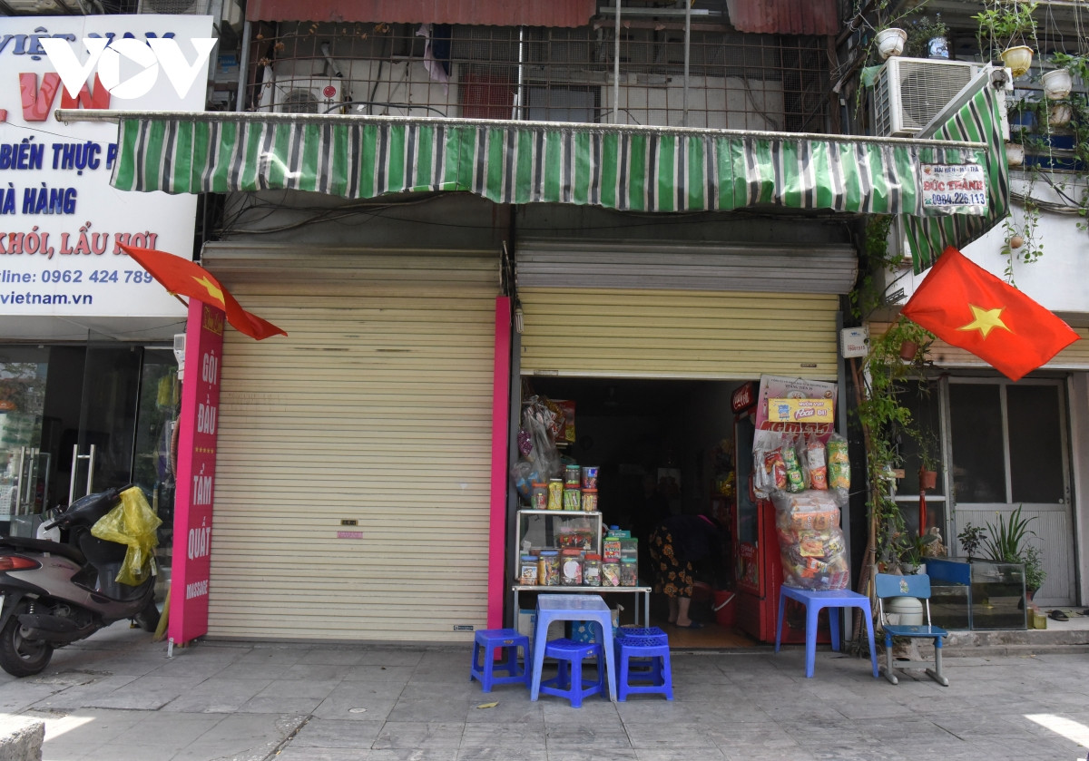 Bà Nguyễn Thị Mùi (số nhà 85 Đại Cồ Việt) cho hay, gia đình bà đã phải sinh sống tạm bợ 30 năm nay, với nhiều thế hệ sinh sống. Chưa thấy ở đâu trong thành phố này người dân cùng lúc chịu ảnh hưởng của 3 dự như dân ở đây (Dự án đường Đại Cồ Việt, dự án nhà ở dải đất phía nam Đại Cồ Việt và dự án bãi đỗ xe tĩnh phía nam Đại Cổ Việt).